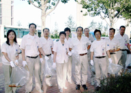 環(huán)保行動(dòng)撿拾路邊垃圾